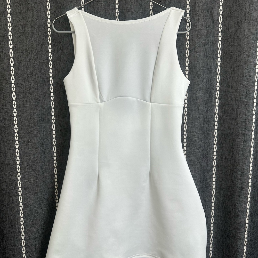 White Sleeveless Scoop Neck Sheath Dress